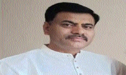 Cop chasing miscreants