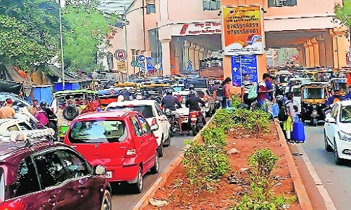 Haphazard parking, unrelenting rickshaws
