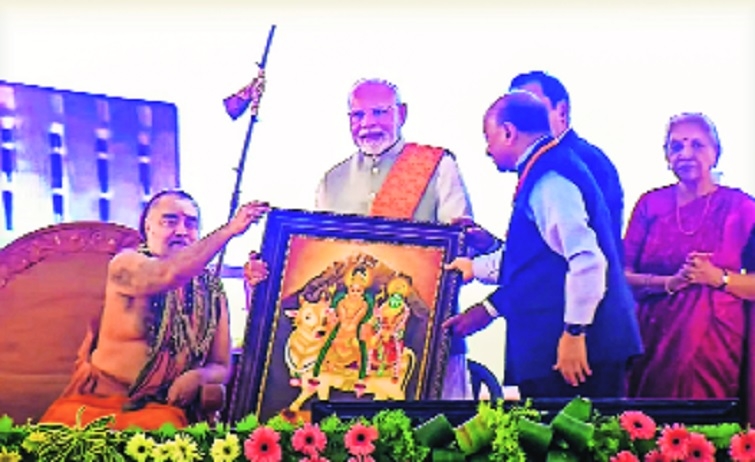 PM Narendra Modi with Kanchi Kamakoti Shankaracharya 