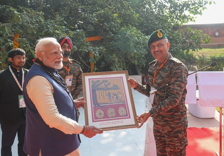 Lt Gen PS Shekhawat GOC MB Area presenting a memento to PM Narendra Modi