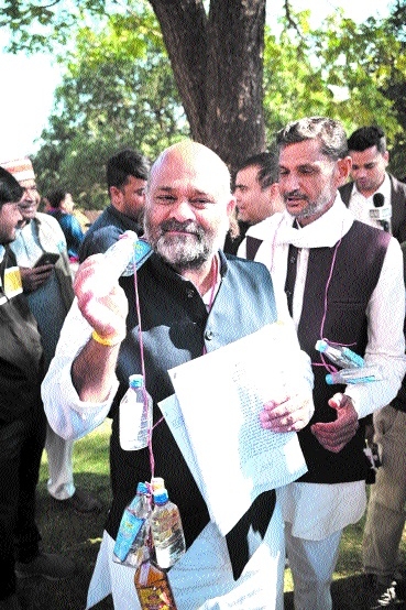 Congress MLA Mahesh Parmar arrived at the Assembly 