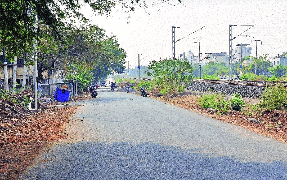 Narrow Path Road stretch on Narendra Nagar extension