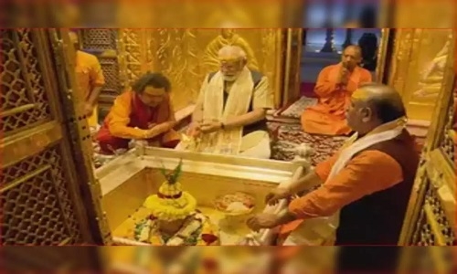 visits Kashi Vishwanath temple