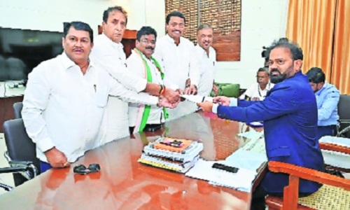 Vikas Thakre files nomination