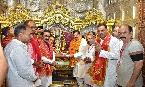 CM, PWD Minister, others seek blessings of Maa Durga