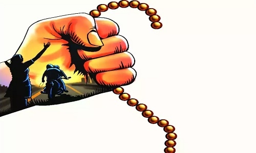 Police constables extort gold chain