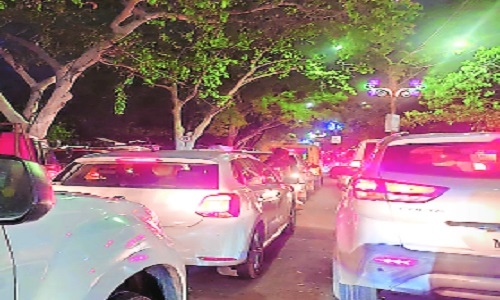 BUMPER TO BUMPER.. Indisciplined parking, unauthorised food stalls cause traffic chaos on South Ambazari Road - Vimarsana News