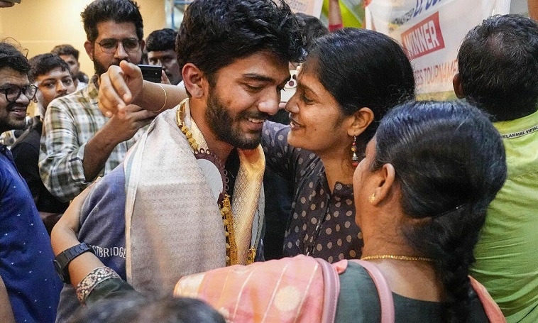 Gukesh receives hero's welcome - The Hitavada - Vimarsana News