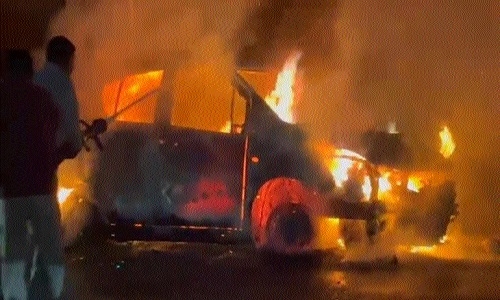 Car catches fire in Raipur, none hurt - Vimarsana News