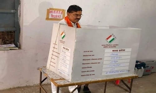 FIR against ex-minister Kamal Patel 