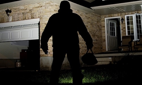 Burglars strike at house in Lakadganj, decamp with booty worth Rs 20.85 lakh - Vimarsana News