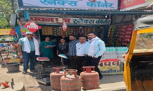 Food Deptt team raids illegal gas refilling centre at Madan Mahal Railway Station - Vimarsana News