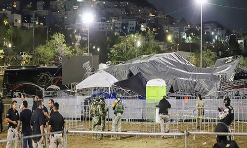 winds topple stage at campaign rally