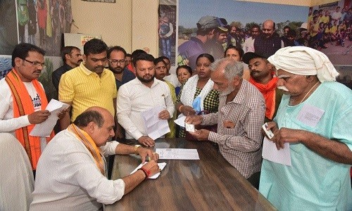 MLA Rohani assists senior citizens in filling forms to avail medical benefits