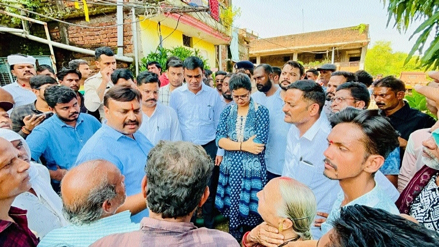 Citizens take to roads to protest water-logging issue - The Hitavada