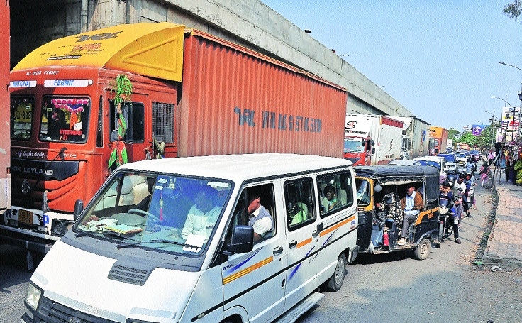 Long queue of vehicles in Butibori