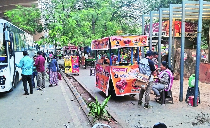 Row of food stalls on footpath along Wardha Road leaves 