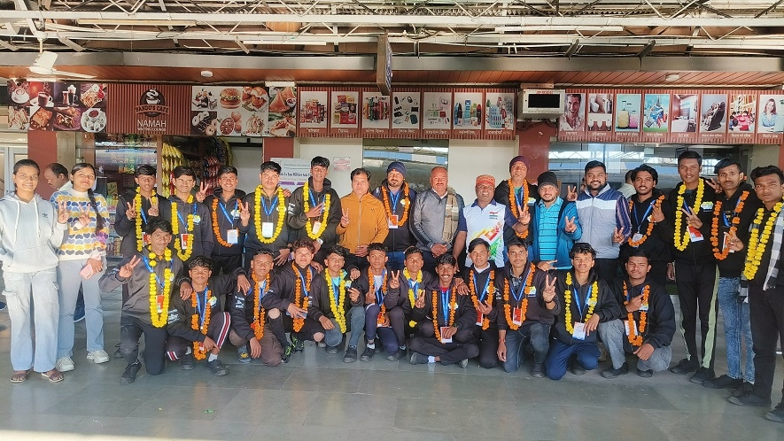 The artists receiving warm welcome at Jabalpur station 