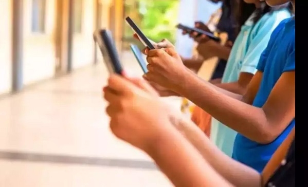 indian Boys have more access to smartphones 