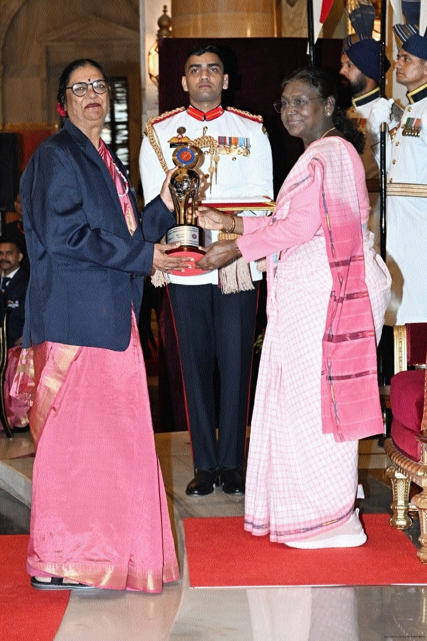 Dr Ratna Nashine receiving 