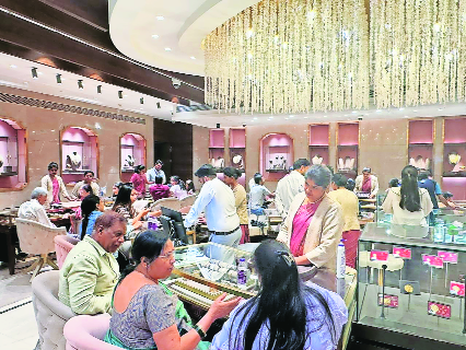 Gold prices rise over 22,000