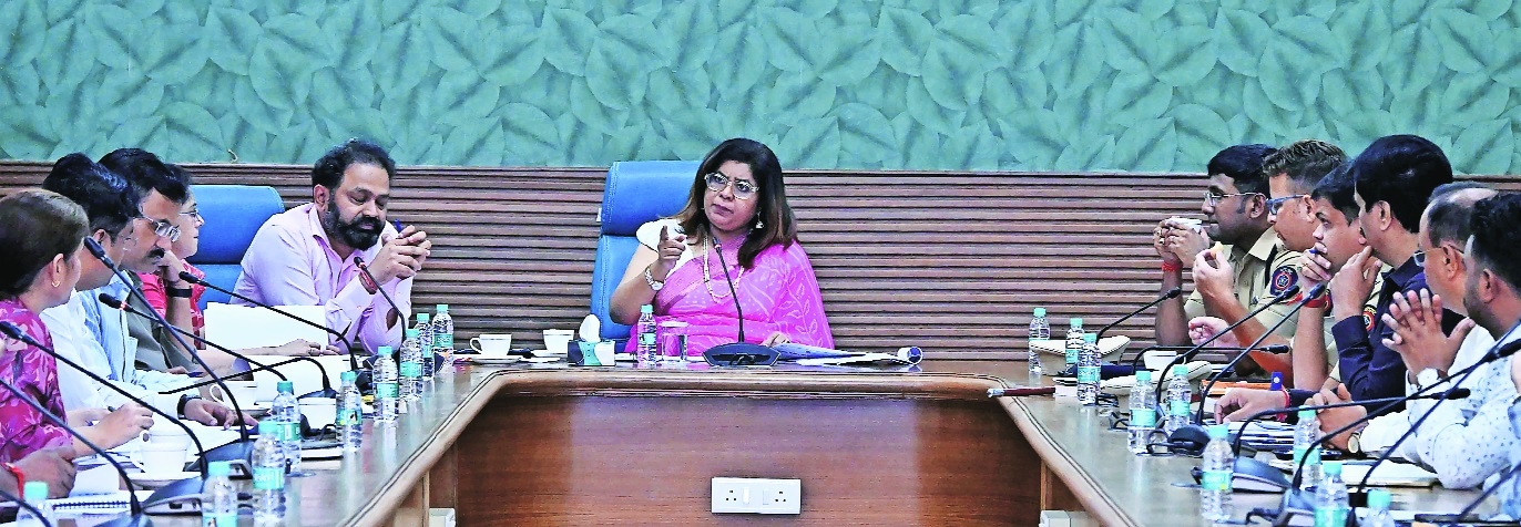 Vijayalaxmi Bidari Dr Vipin Itankar and others during review 