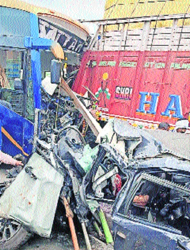  Car hits bus crashes into 