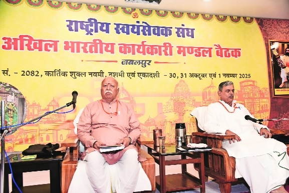 Sarsanghchalak Dr Mohan Bhagwat accompanied by Sarkaryavah Dattatreya Hosabale