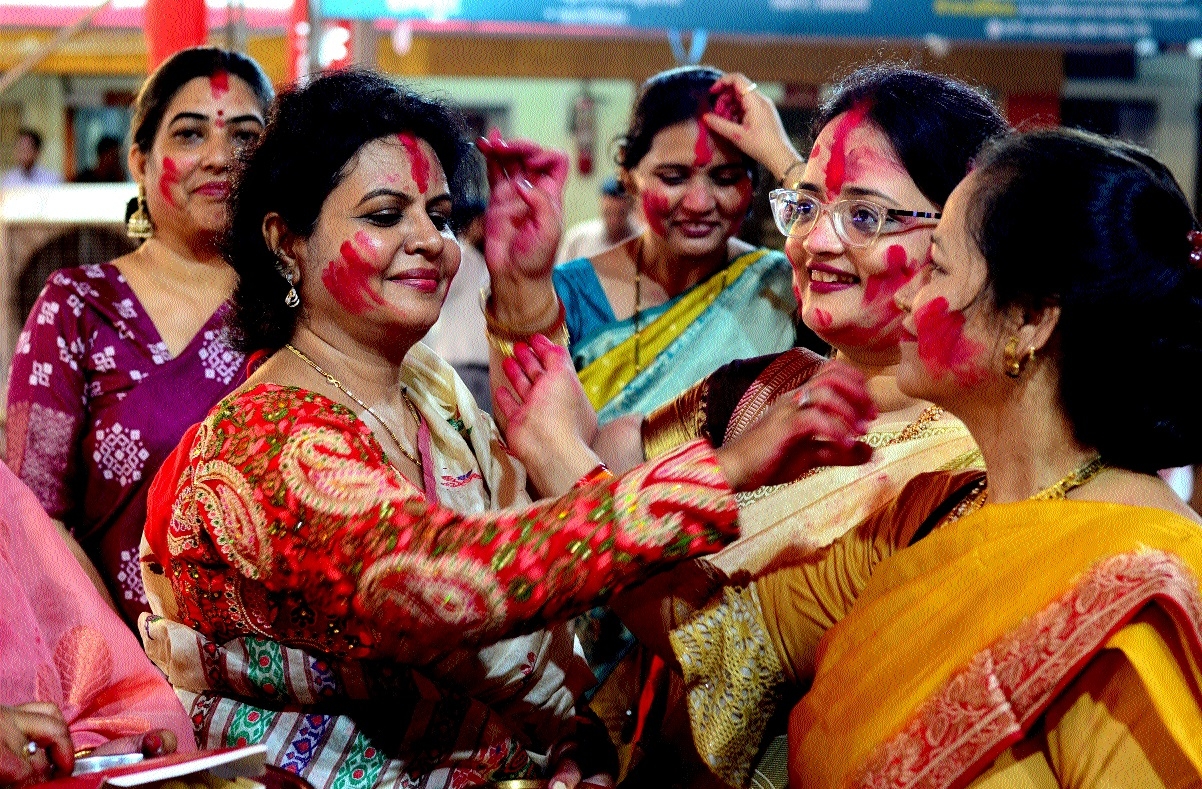 Women celebrate Sindoor Khela at Kalibari Raipur