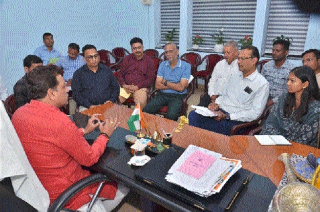 Mayor Jagat Bahadur Singh giving instructions