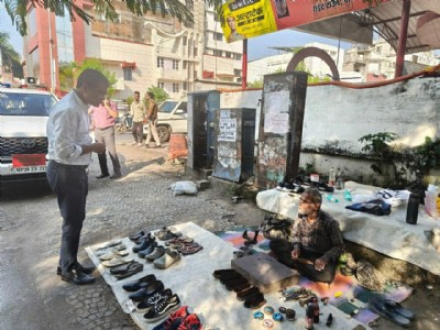 Municipal Commr helps street vendor enrolled under PM SVANidhi Scheme