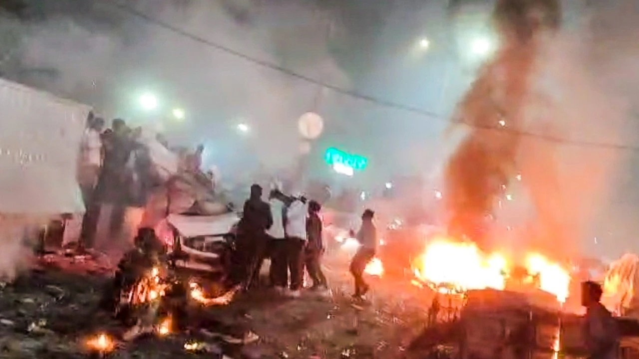 a blast occurred in a parked car near Red Fort 