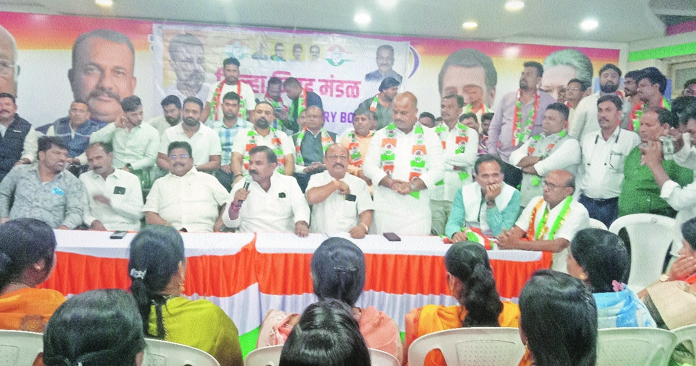 Umakant Agnihotri addressing the workers while Vikas