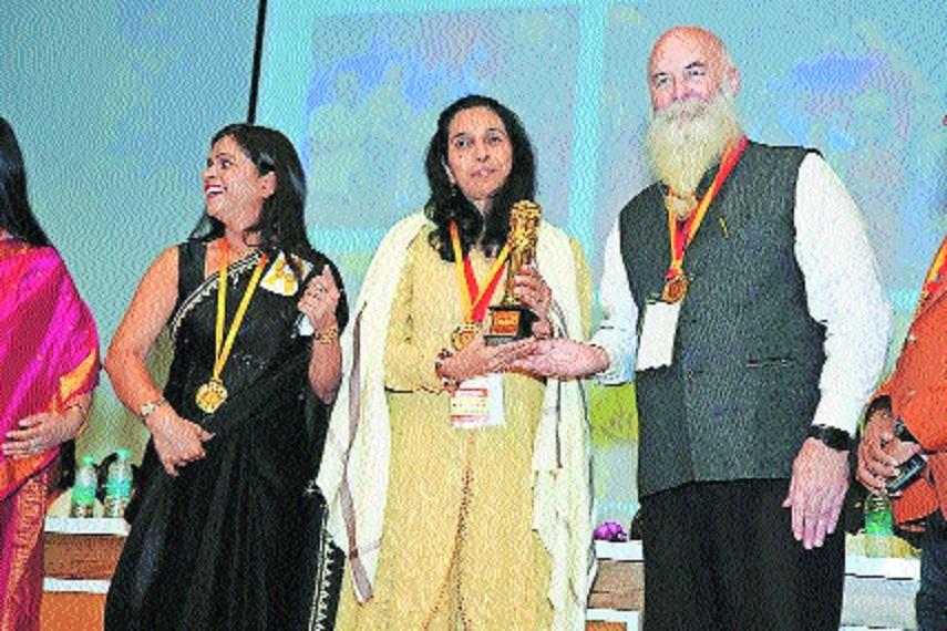 Dr Kavita Chandak receives Best International Guru Award