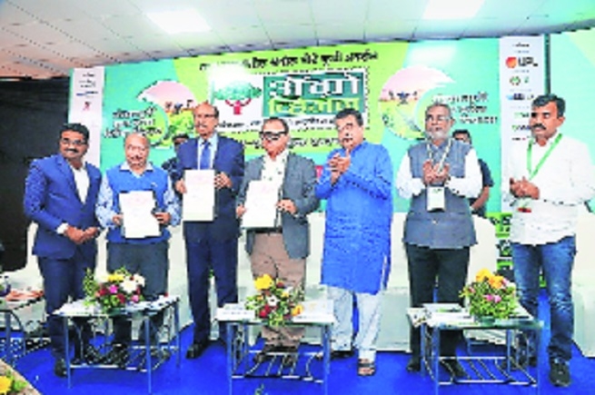 Union Minister Nitin Gadkari and others at the MoU event