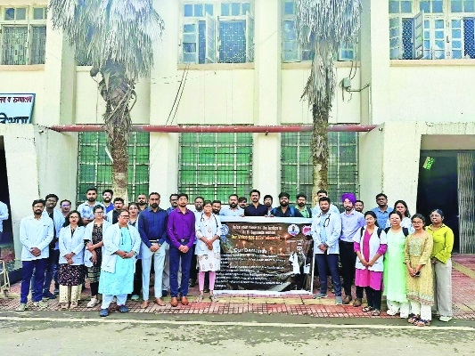 The agitating Residents demanding justice for late Dr Sampada Munde