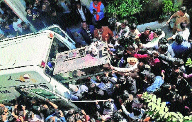 Foresters taking the caged leopard to TTC at Seminary Hills