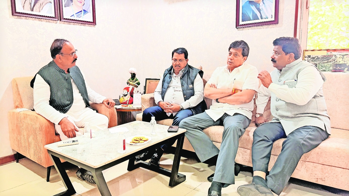 Congress City President Vikas Thakre discussing the NMC poll issues with MPCC President Harshvardhan Sapkal