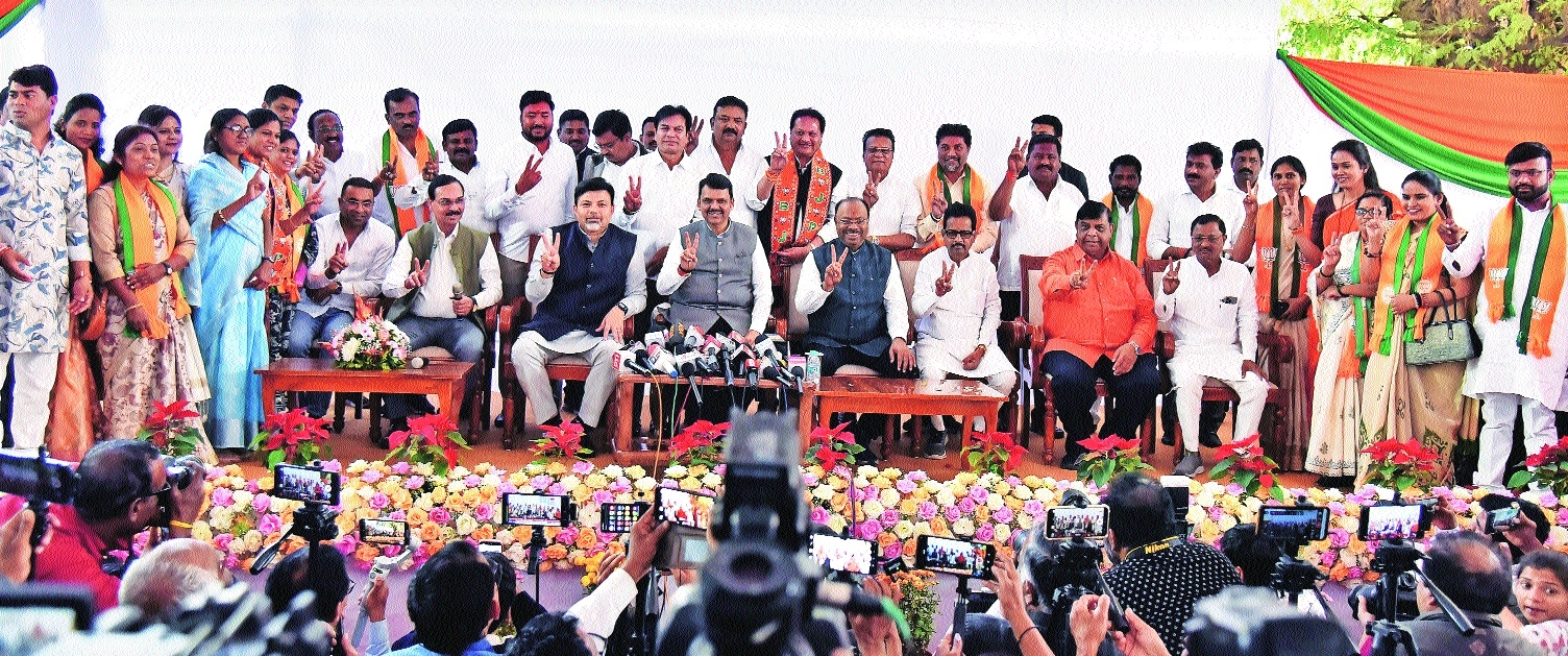 Chief Minister Devendra Fadnavis Revenue Minister Chandrashekhar Bawankule