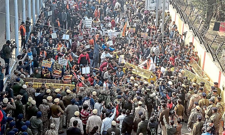 NEW DELHI, Dec 23 (PTI) HOLDING saffron flags and shouting slogans against the lynching of a Hindu man in Bangladesh, hundreds of supporters of the VHP and the Bajrang Dal broke barricades and clashed with police near the fortified Bangladesh High Commission on Tuesday. Several barricades lay in disarray as police struggled to contain the surge. The high security area witnessed a beefed-up police presence in the morning ahead of the protest announced by the Hindu right against the lynching of a Hindu man in