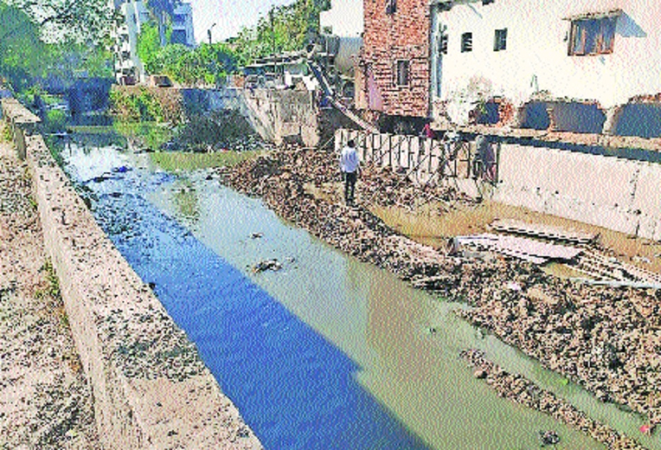 North canals wall is under construction