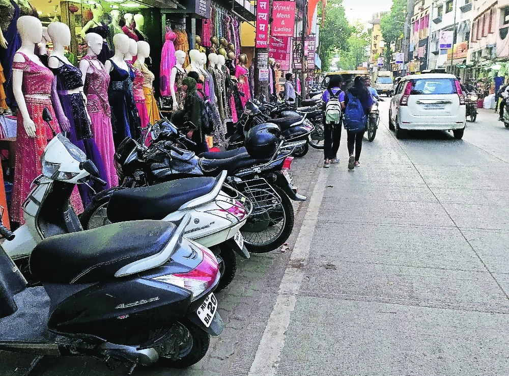 Encroachment on foothpaths is a common scene here prabhag no 18