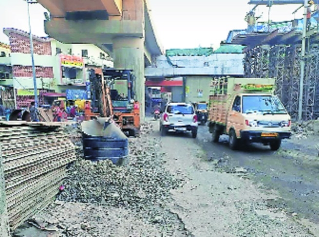 The under construction flyover near Daga Hospital is causing immense trouble to commuters, residents and shop owners of Prabhag No 19