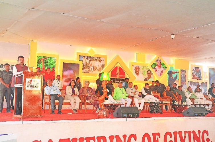 Chief Minister Devendra Fadnavis addressing the gathering at Mitra Melava at Anandwan 