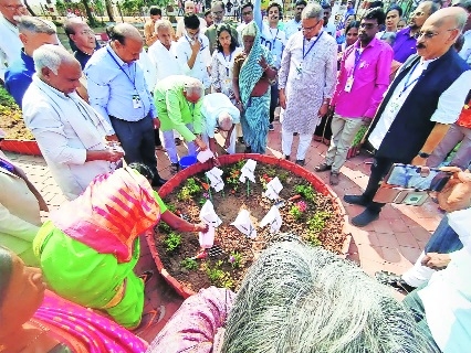 Dignitaries along with Anandwan inmates planting saplings 