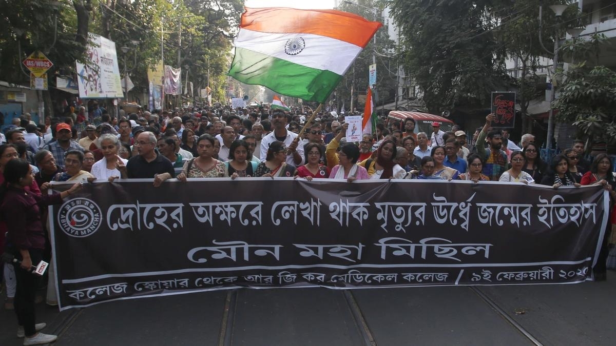 Doctors take out silent rally in Kolkata