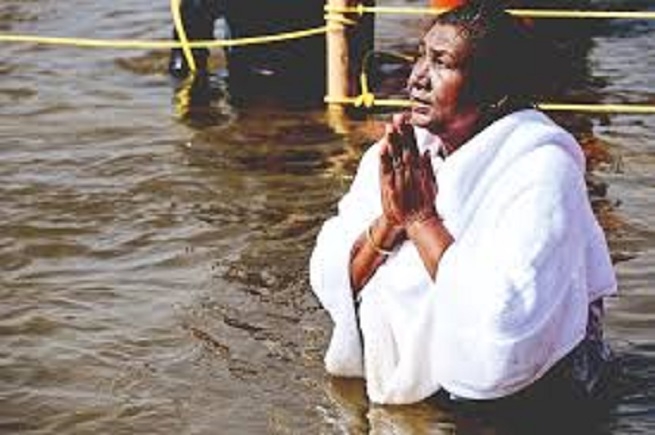 President takes holy dip at Sangam