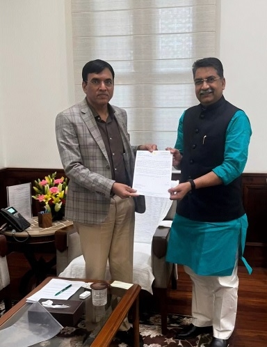 MP Dubey submitting a memorandum to Union Youth Affairs