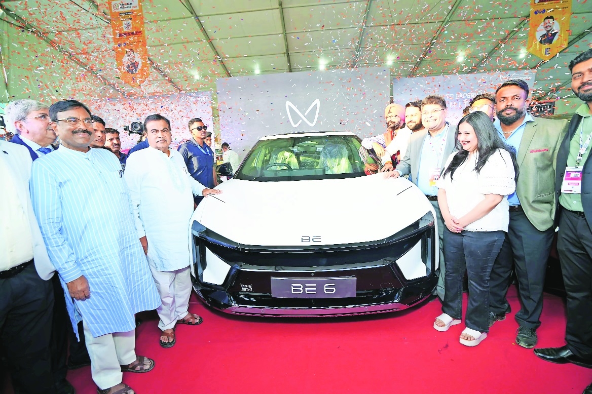 Nitin Gadkari unveils new Mahindra 