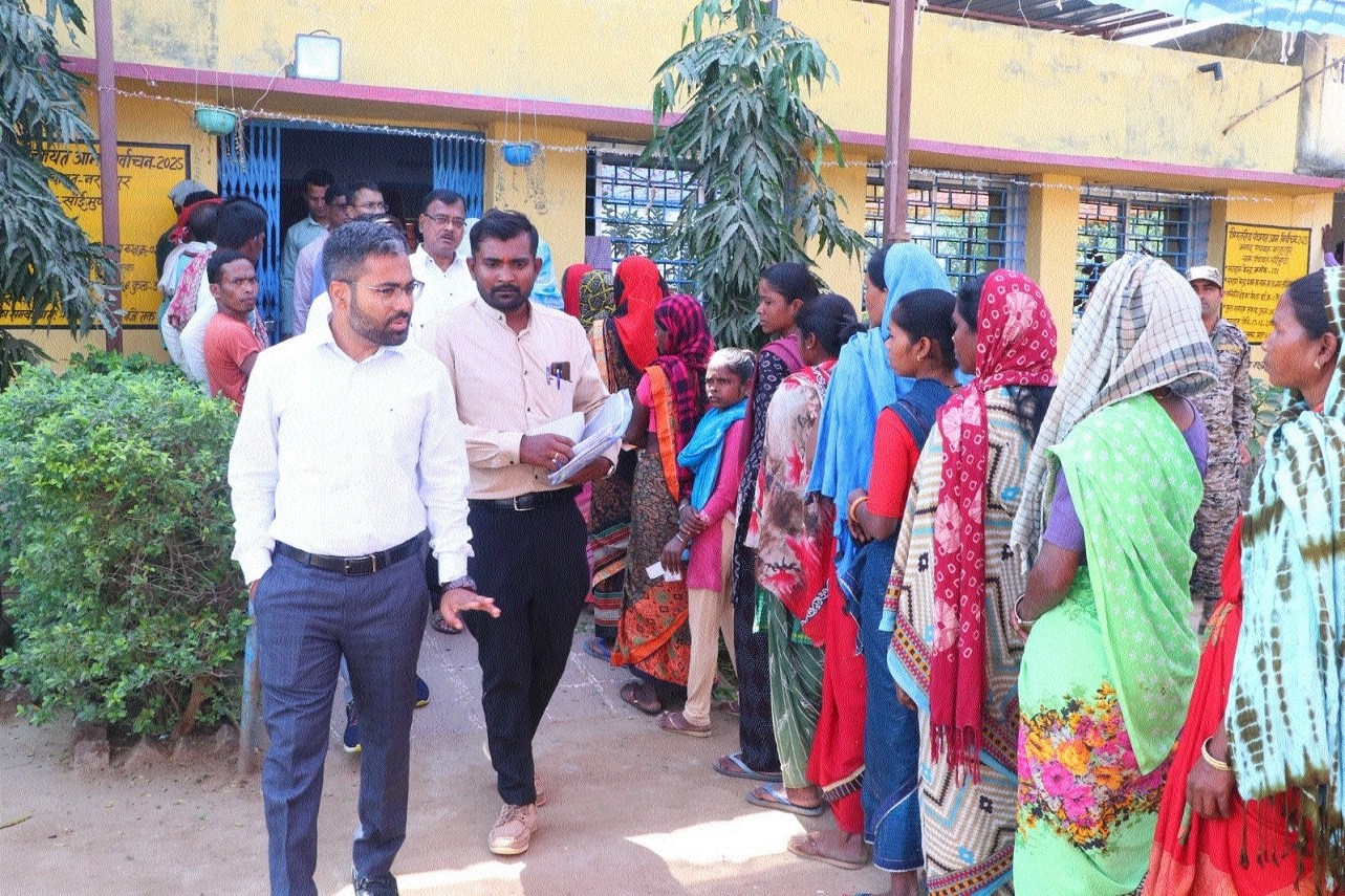 Voters in large number in a queue at a polling station  Kanker 
